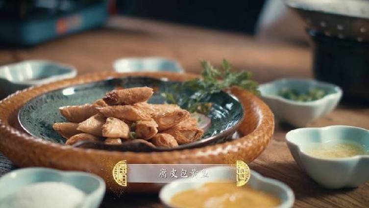 【宁波味 | 腐皮包黄鱼】食尚小布酥脆腐皮伴着鲜嫩鱼肉,配上一滴香醋,一口美酒,宁波人的快